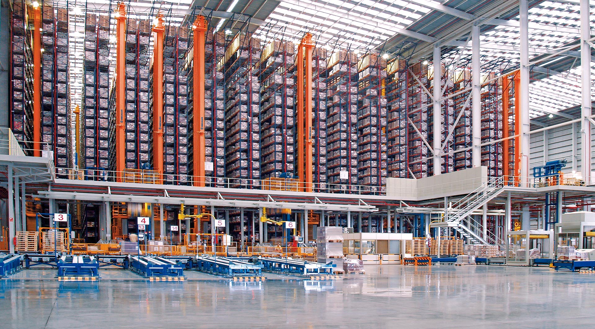 Stacker cranes for pallets Stacker cranes for pallets