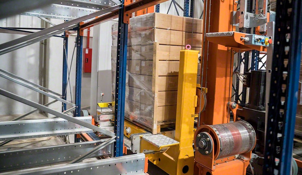 Warehouse of paper bag manufacturer Finieco with the AS/RS shuttle