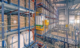 An AS/RS with Pallet Shuttle (combination of stacker cranes and the Pallet Shuttle) eliminates goods handling errors An AS/RS with Pallet Shuttle (combination of stacker cranes and the Pallet Shuttle) eliminates goods handling errors