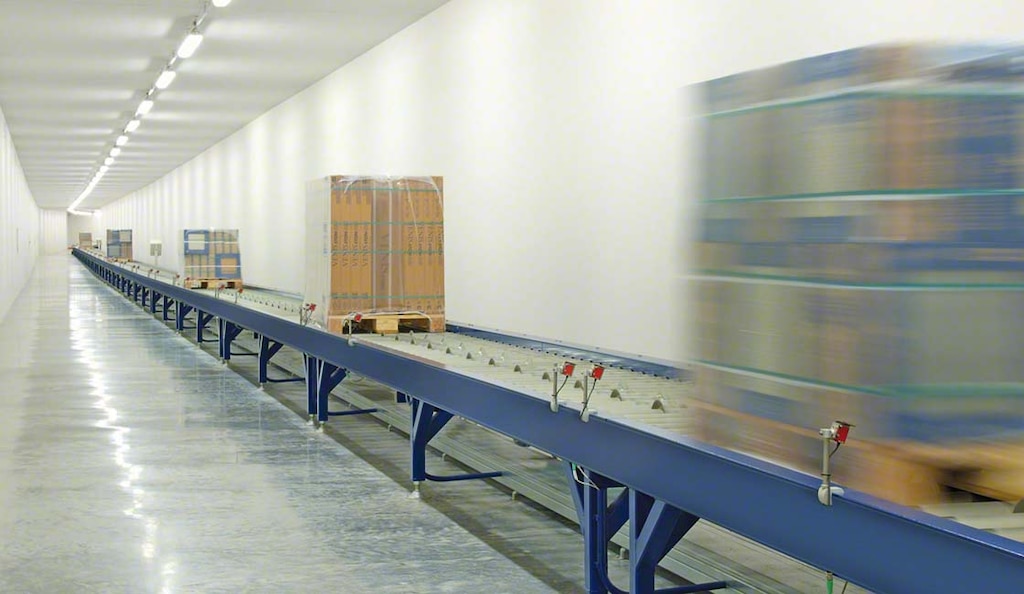 At the Porcelanosa logistics centre, forklifts were replaced by a conveyor line that connects the AS/RS with production