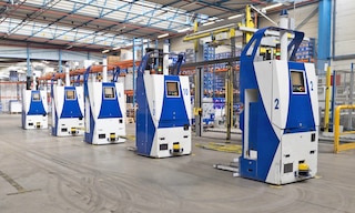 Automated guided vehicles streamline the flow of goods in the warehouse Automated guided vehicles streamline the flow of goods in the warehouse