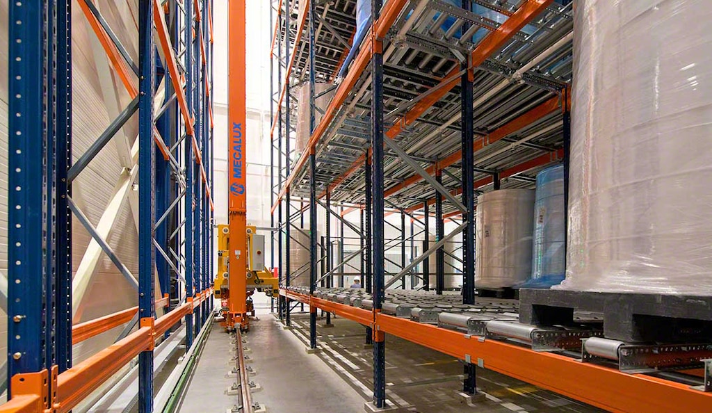 EcoWipes warehouse with pallet flow racks managed by an automated stacker crane