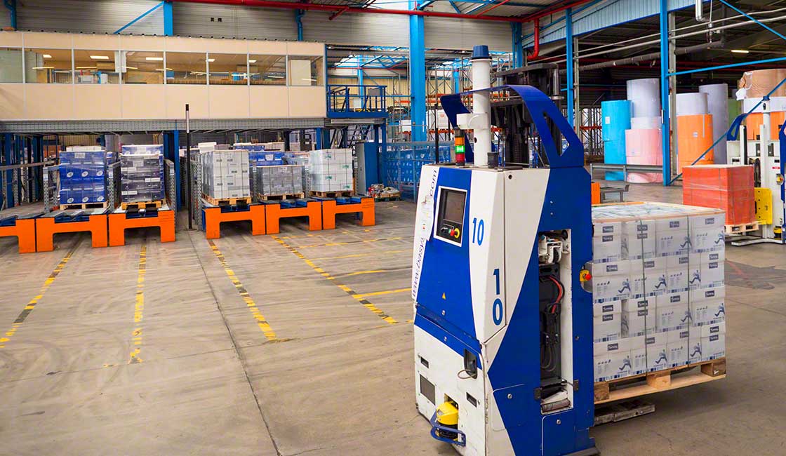 AGVs move goods in the warehouse without operator intervention, ensuring quick, safe operations