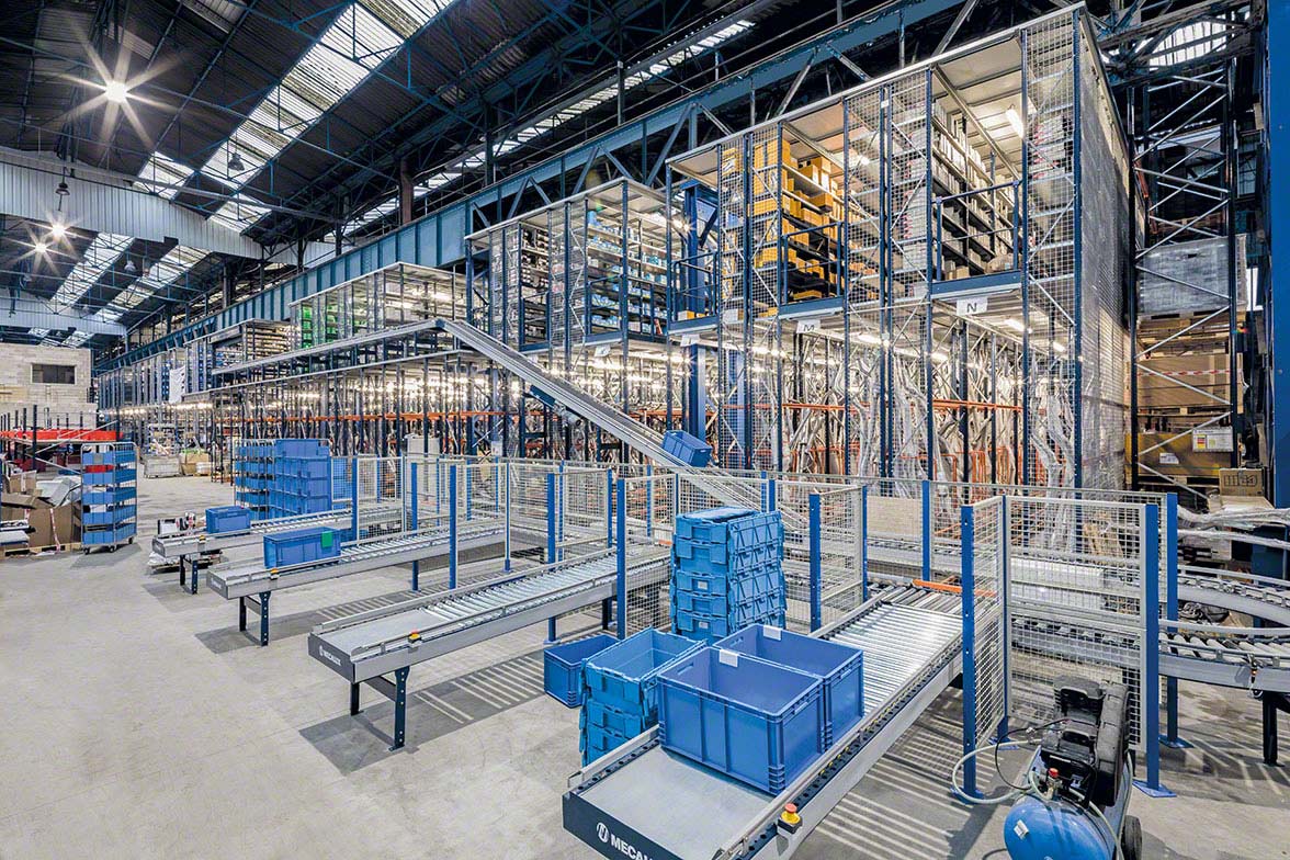 Automated warehouse equipped with conveyors