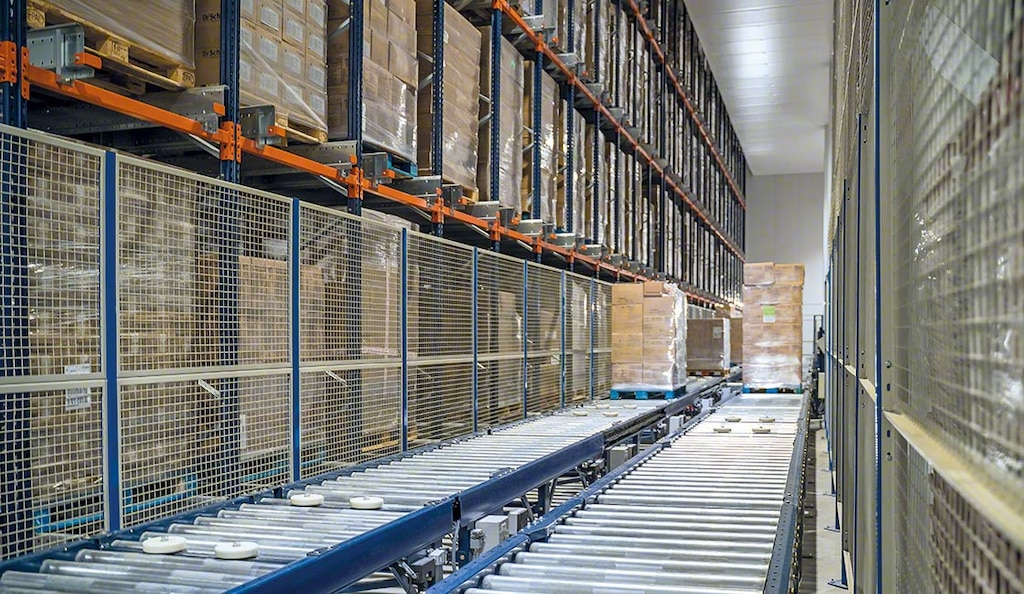 A conveyor line connects the storage zone with the picking area in HAVI’s automated warehouse