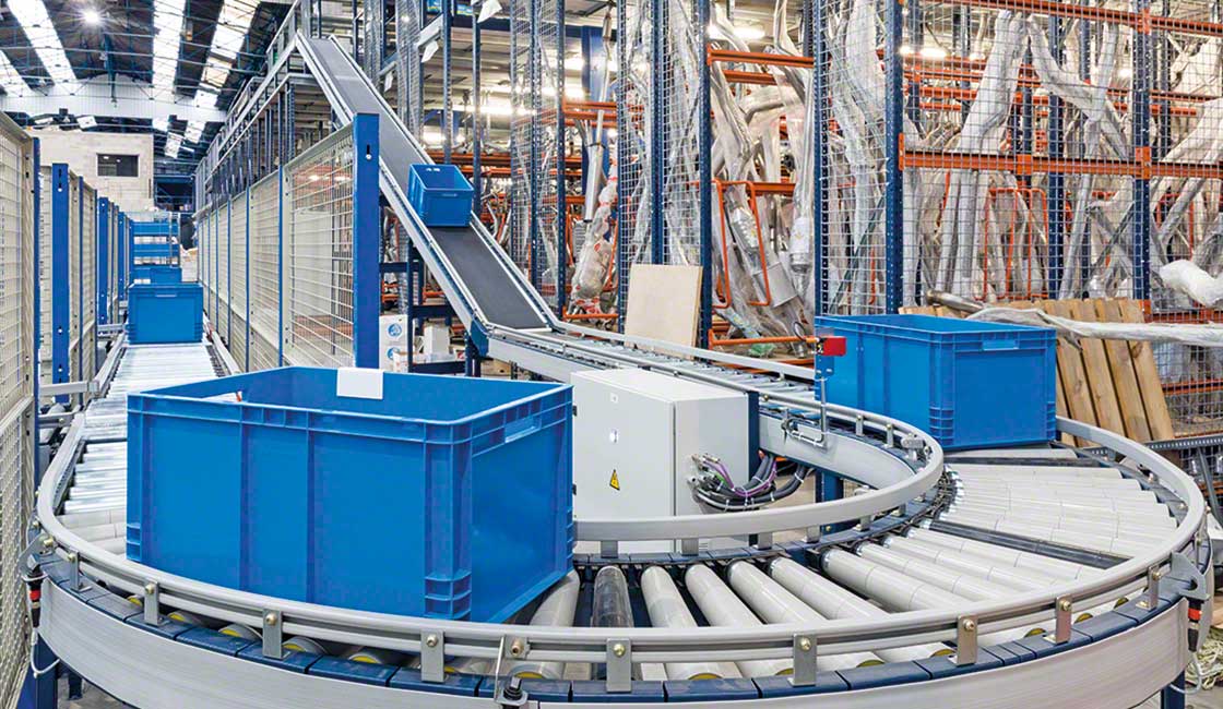Conveyors for boxes accelerate the movement of goods between the different areas in the facility