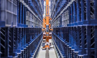 An industrial robot is a programmable machine that replaces operators in very cumbersome or repetitive tasks An industrial robot is a programmable machine that replaces operators in very cumbersome or repetitive tasks