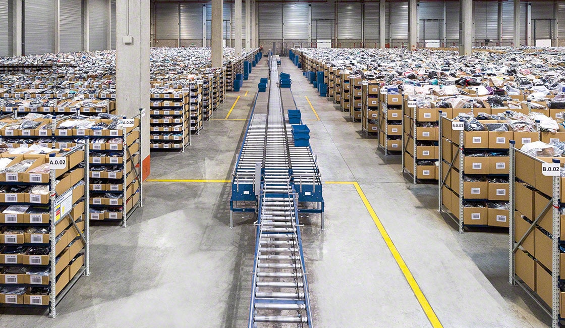 Conveyors for boxes are a practical solution for speeding up order fulfilment in ecommerce warehouses