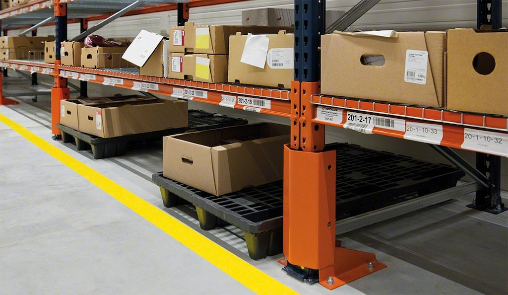 Euro and US pallets can be made from wood, plastic or metal