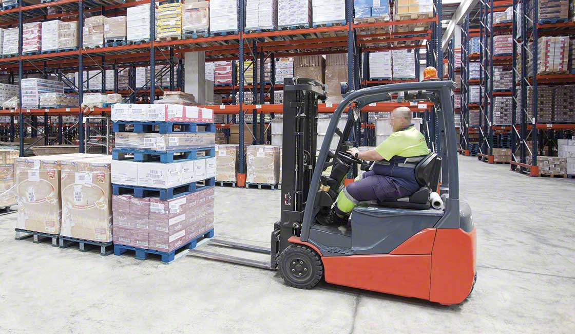 Counterbalanced forklifts normally operate with storage systems with a height of less than 7,500 mm