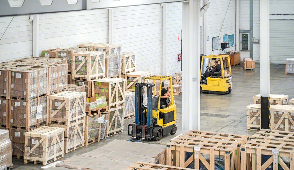 Freight deconsolidation is typically carried out at the warehouse loading docks