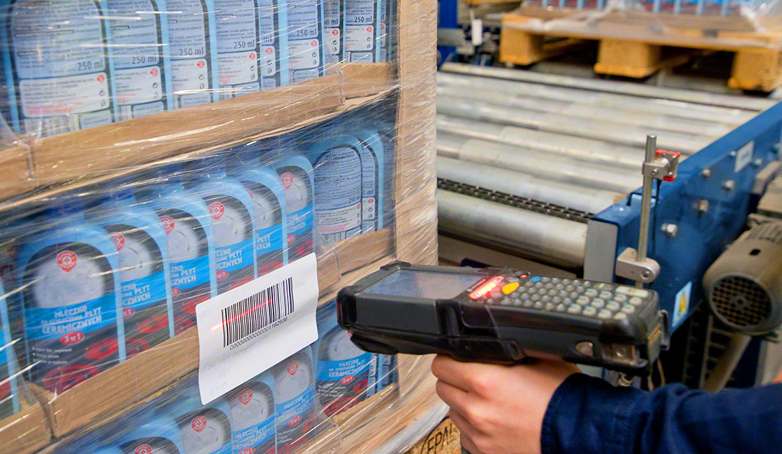 Using RF scanners connected to the WMS improves the inventory accuracy rate