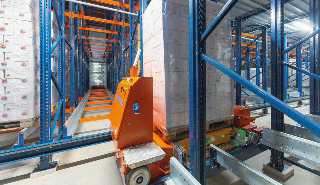 The automated Pallet Shuttle is a logistics robot that speeds up the placement and removal of goods from the racks