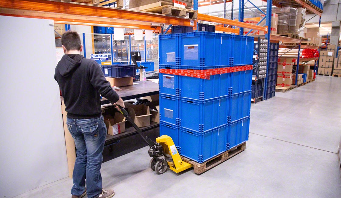 Material handling equipment in a warehouse - Mecalux.com