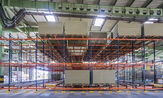 Oversized pallets are load-bearing platforms that exceed standard pallet sizes