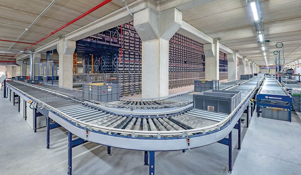 The flow of goods to the packing stations can be automated using conveyors