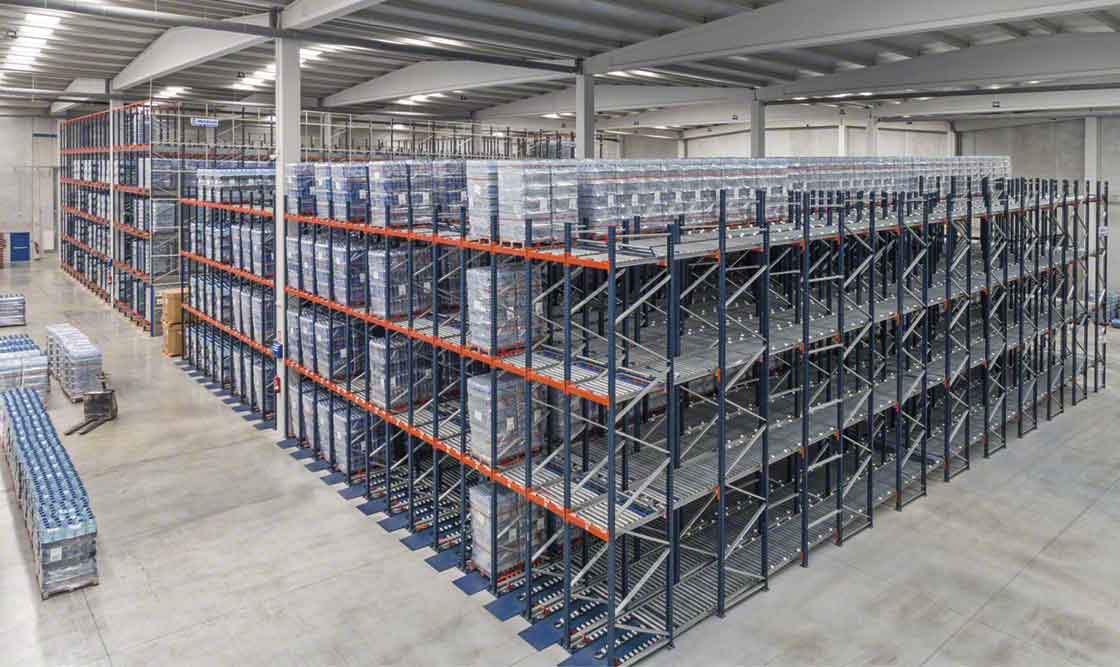 Pallet flow racks act as a storage buffer, supplying production with the materials required