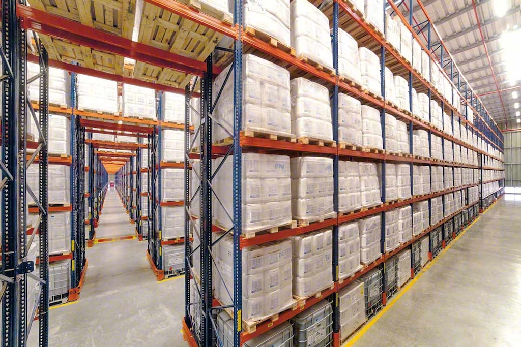 Pallet racks stand out for their versatility, low cost, and easy implementation