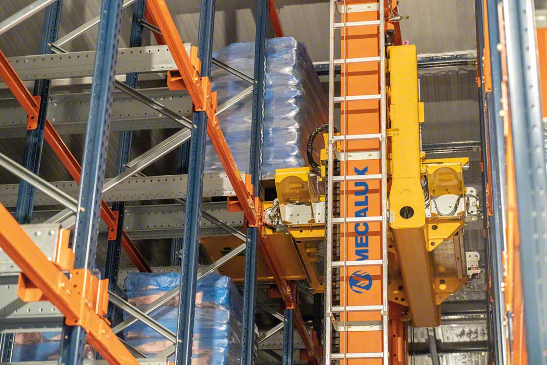 The Pallet Shuttle and stacker crane speed up goods movements in the warehouse