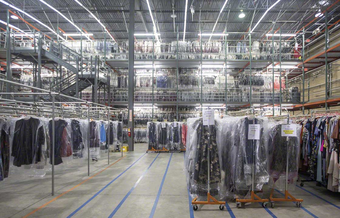 Pick modules with raised walkways at the Rent the Runway warehouse