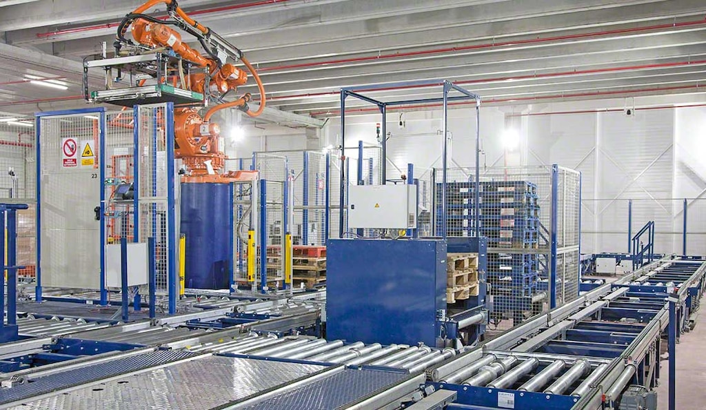 Picking robots select items, collect them, and sort them into orders