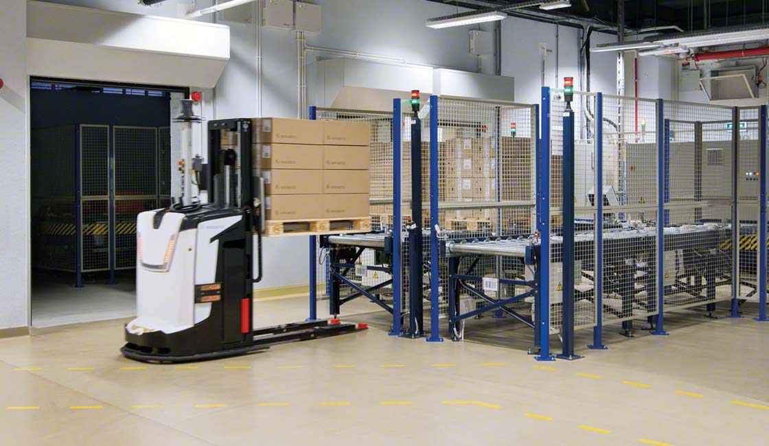 AGV automatically connecting the Novartis warehouse in Poland with the production lines