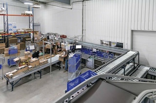 Roller conveyors: a complete in-warehouse guide