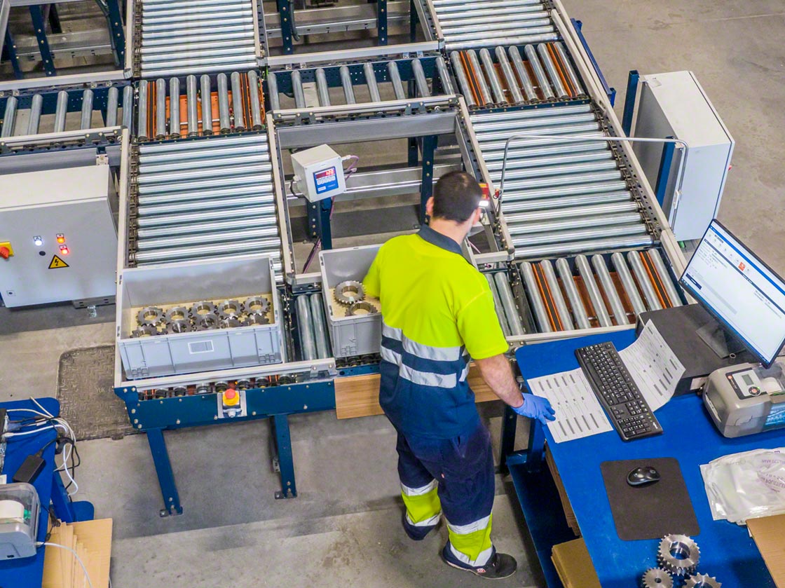 In a semi-automated warehouse, conveyors speed up internal goods flows and bring the products to the pick stations