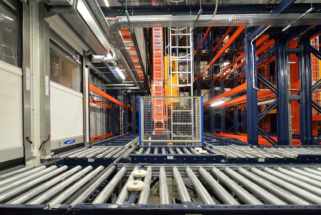 In cold storage warehouses, stacker cranes improve the safety of the operators and the goods