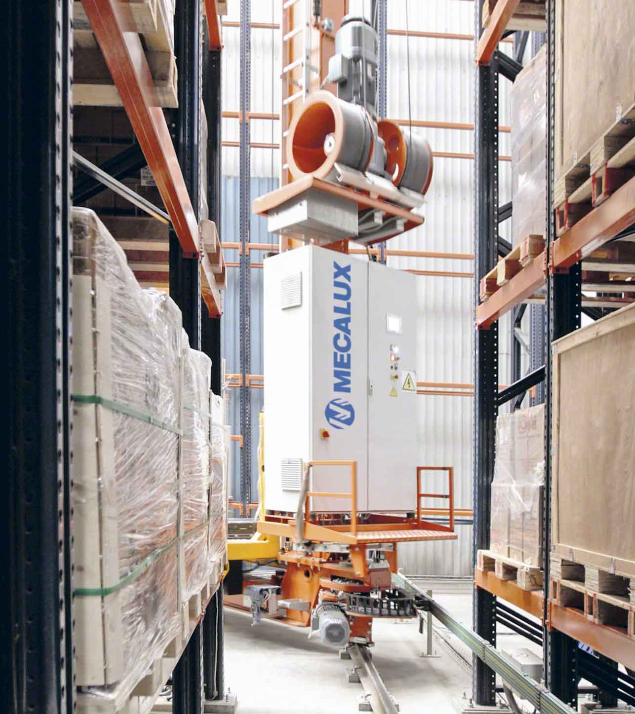 The stacker crane changes aisles via a curved track system