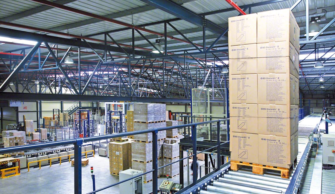A pallet conveyor is an automated solution that enables uninterrupted flows of goods to the different areas of the warehouse