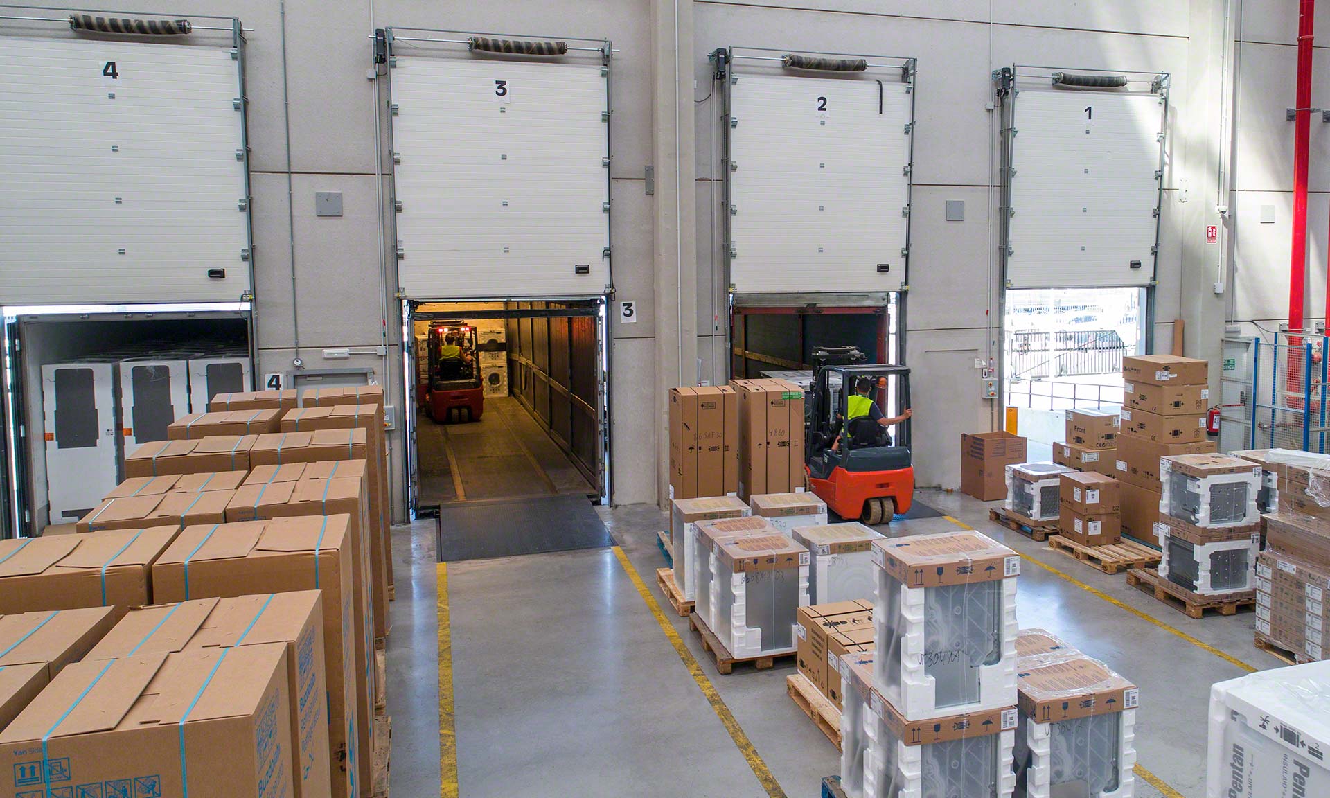 The tight flow logistics strategy consists of receiving stock at just the right time