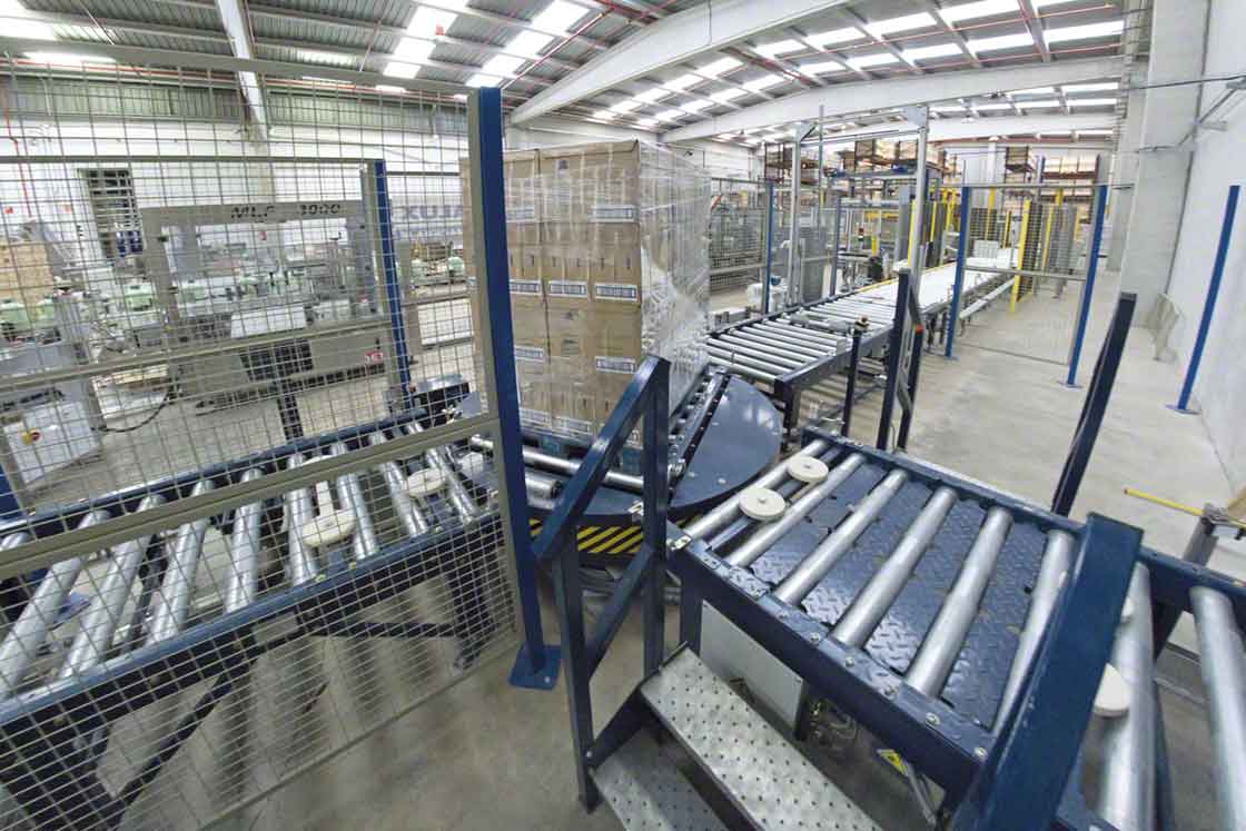 Turntable conveyors change the pallet’s travel direction and maintain its orientation
