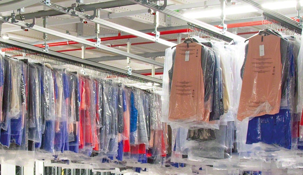 Mecalux designed a logistics solution for the Motoblouz.com warehouse to accommodate over 26,000 hanging garments