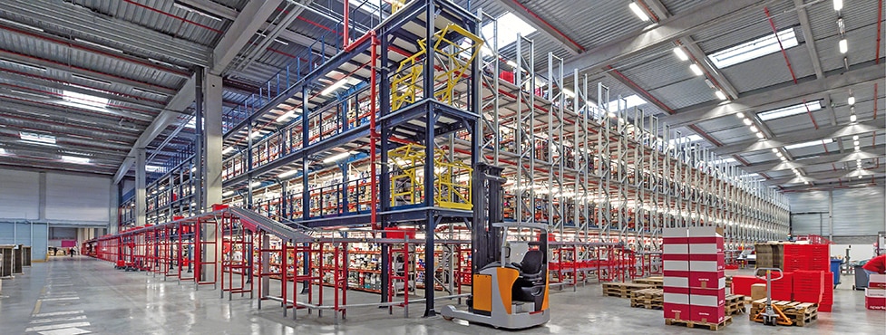A large picking installation to manage the online sales of 10,000 pairs of shoes a day