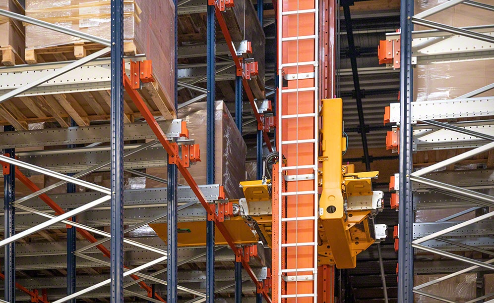 Automated Pallet Shuttle with stacker crane at ANL Packaging