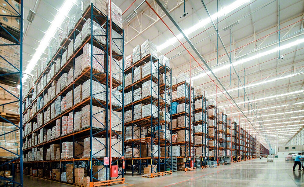 The distribution centre of Armazém Mateus is best known for its massive size and for providing a storage capacity of more than 91,300 pallets