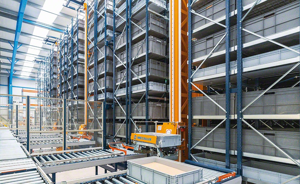 The AS/RS manages 8,000 boxes in merely 625 m²