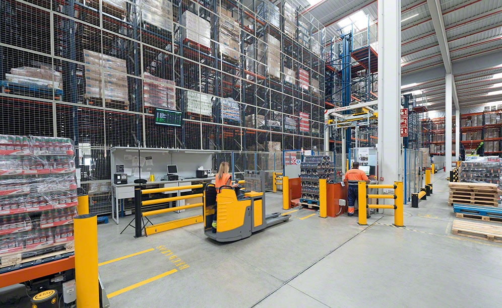The automated warehouse organises the orders in the appropriate order The automated warehouse organises the orders in the appropriate order