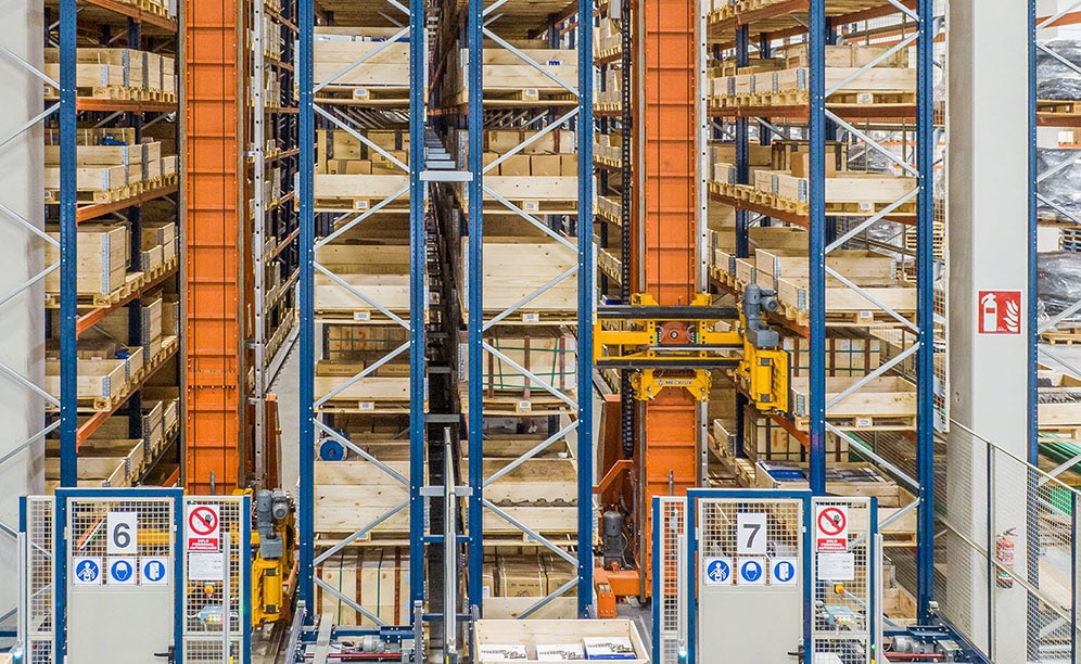 Automated warehouse for pallets at Industrias Yuk's centre