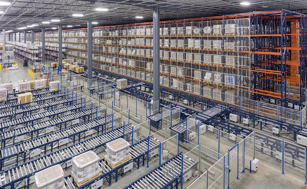 A full pallet conveyor circuit located on one side of the racks is entrusted with the automatic entry and exit of the goods