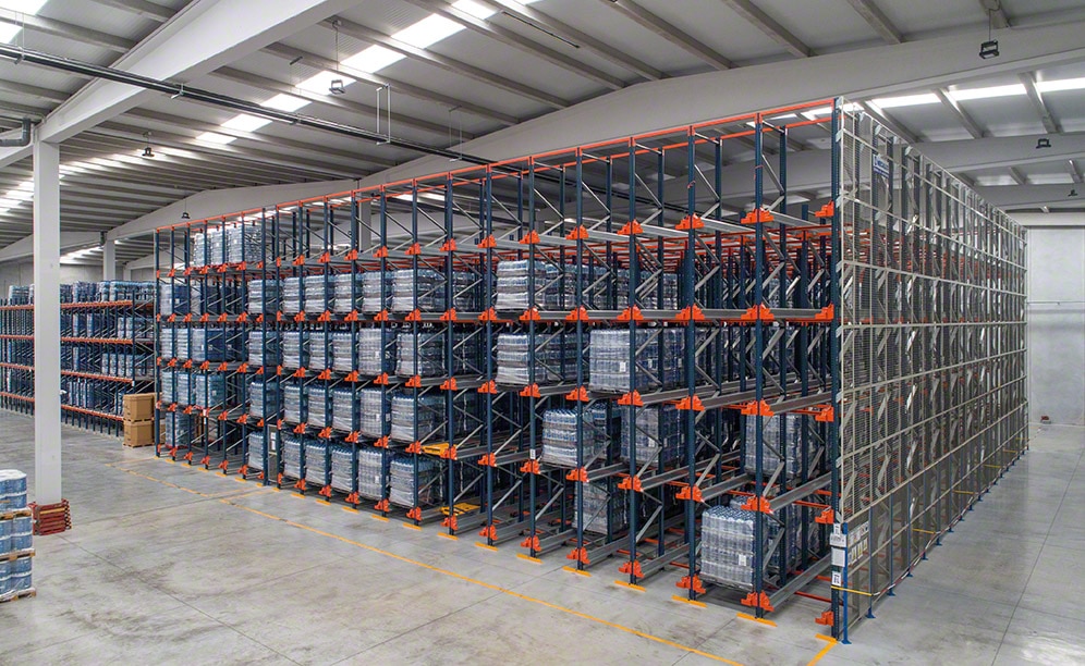 Warehouse of 4,600 pallets with the bottled water of Manantiales del Portell