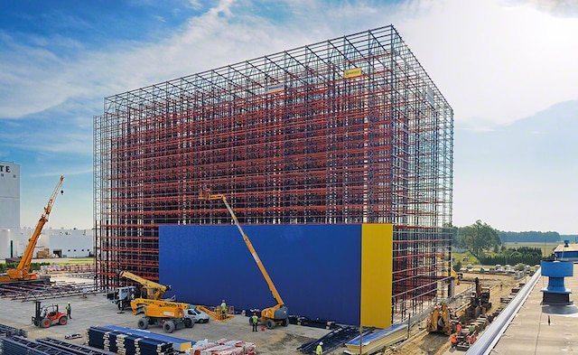 The clad-rack warehouse of the Lakma chemicals company in Poland