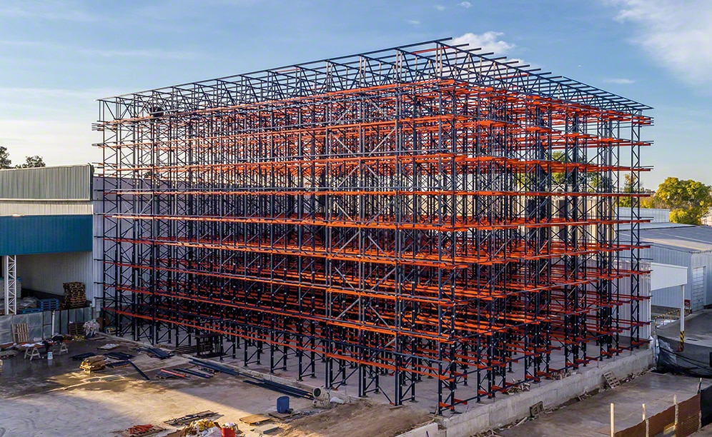 The clad-rack warehouse makes full use of each millimetre to reach top capacity