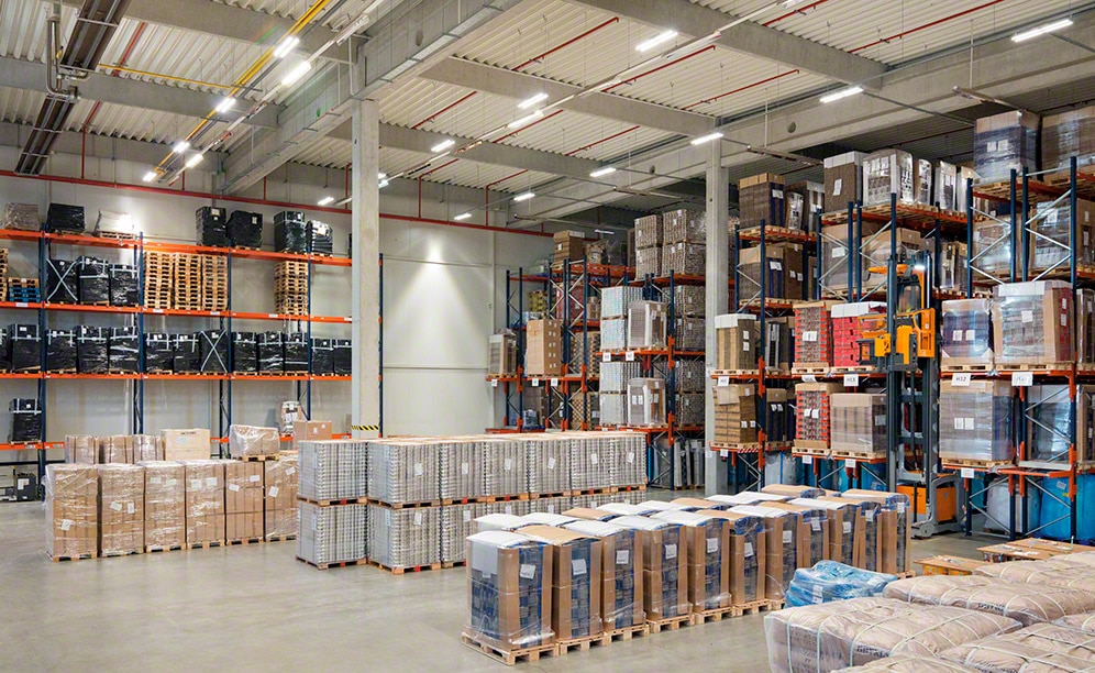 Pallet racks adapt to the distinct unit loads that KMC-Services operates with