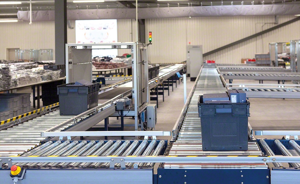 The conveyor system has an automatic identification station with an RFID reader