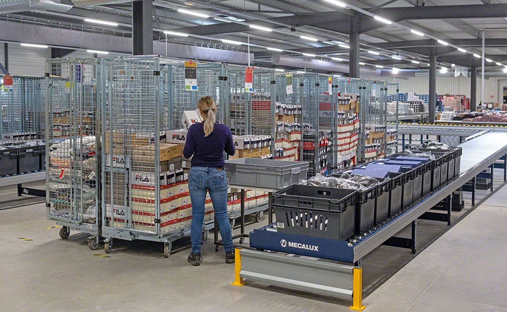 The conveyors automatically connect the picking and dispatch areas