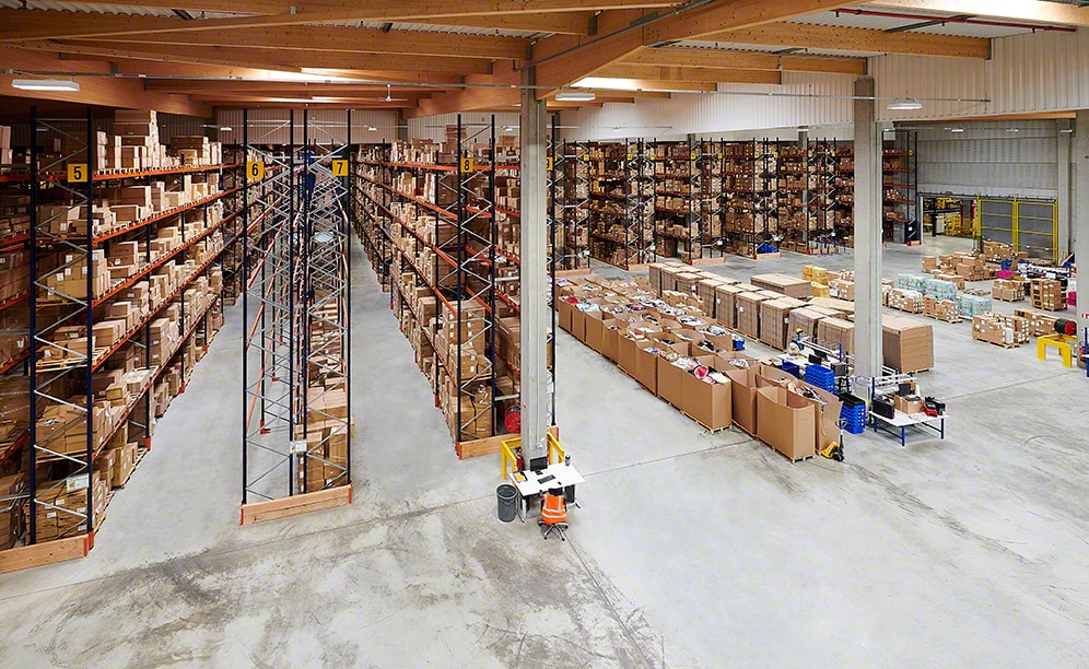 Deguisetoi.fr can manage more than 115,000 boxes and about 10,000 pallets.