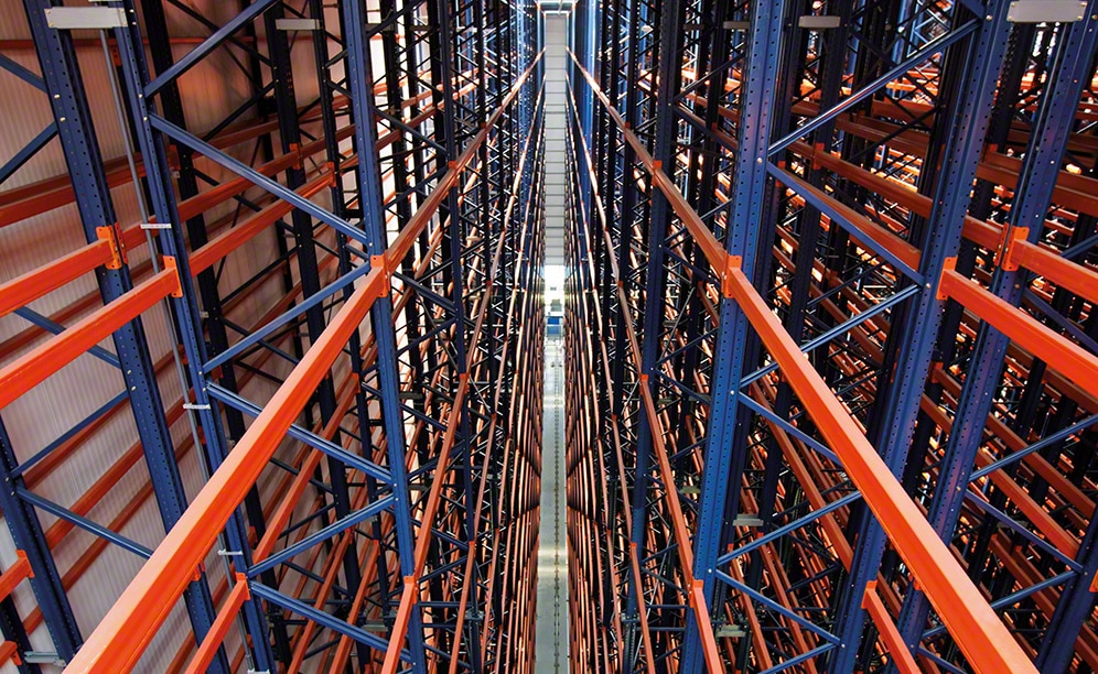 Double-depth racking with storage capacity for 15,88 pallets