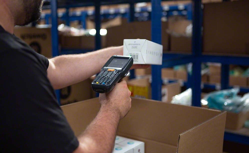 Easy WMS guides operators by preparing orders using RF terminals
